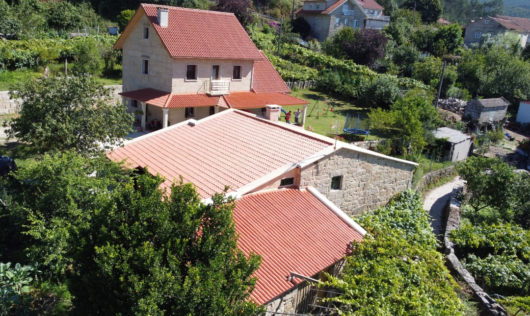 Una vivienda unifamiliar en la que se ha instalado aislamiento térmico durante el otoño.