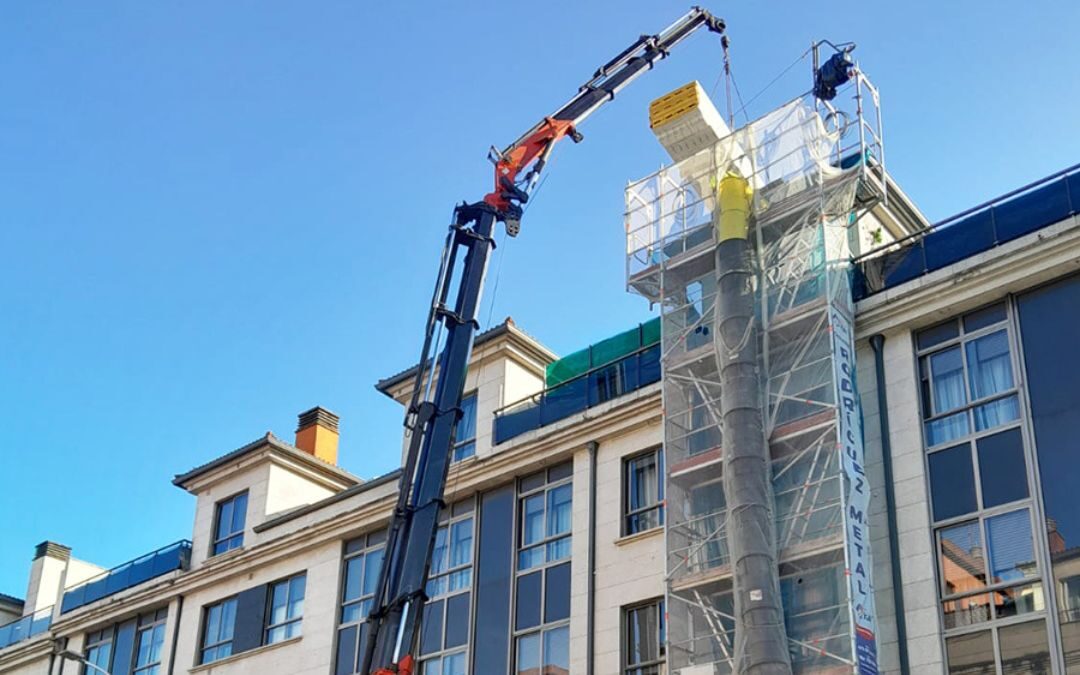 Reformamos la cubierta de tu edificio con paneles sándwich para reducir el consumo energético.